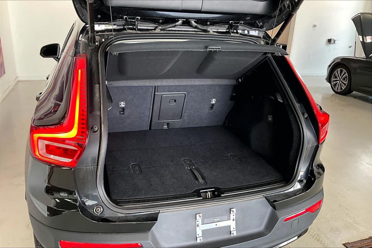 Used 2025 Volvo XC40 B5 Plus AWD/4WD image 16