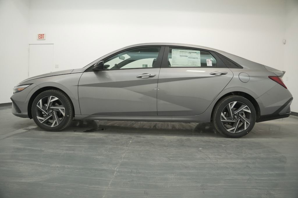 Certified 2025 Hyundai Elantra Sport image 15