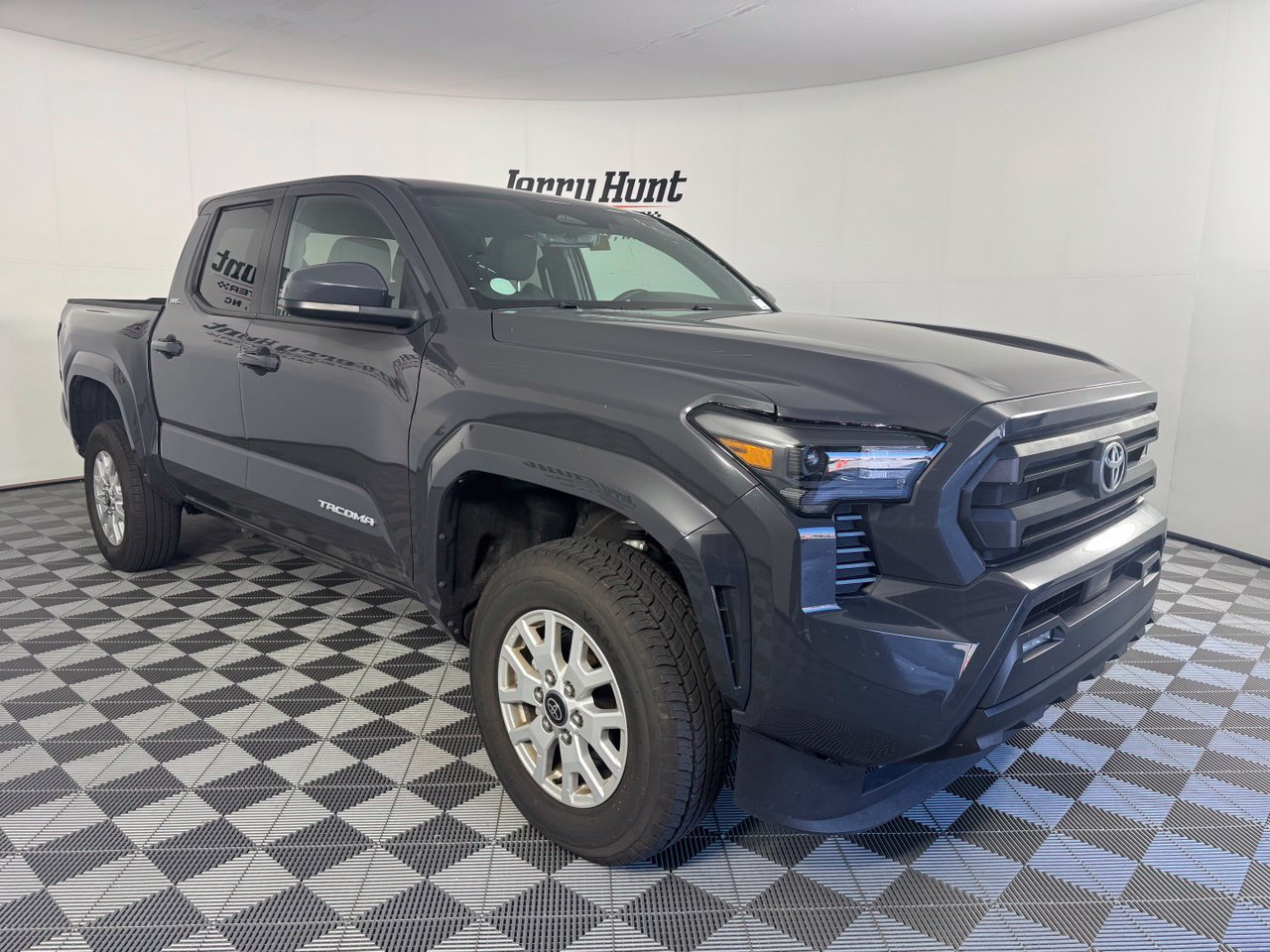 Used 2025 Toyota Tacoma SR5 AWD/4WD image 6