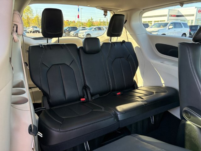 Used 2023 Chrysler Pacifica Touring-L FWD image 16