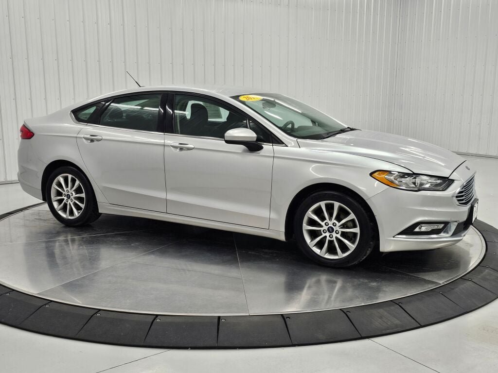 Used 2017 Ford Fusion SE w/ Fusion SE Technology Package FWD image 8