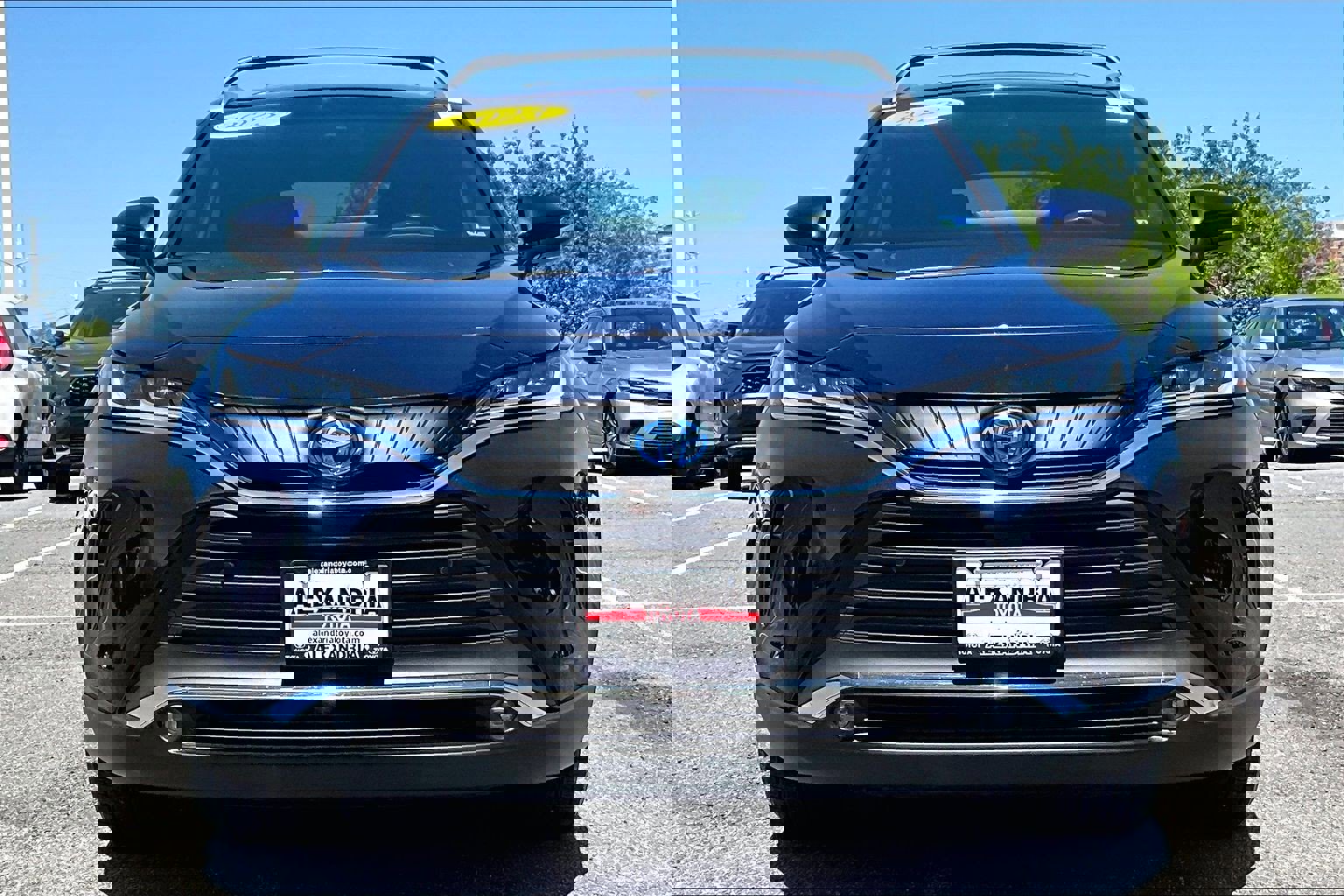 Used 2023 Toyota Venza XLE image 3