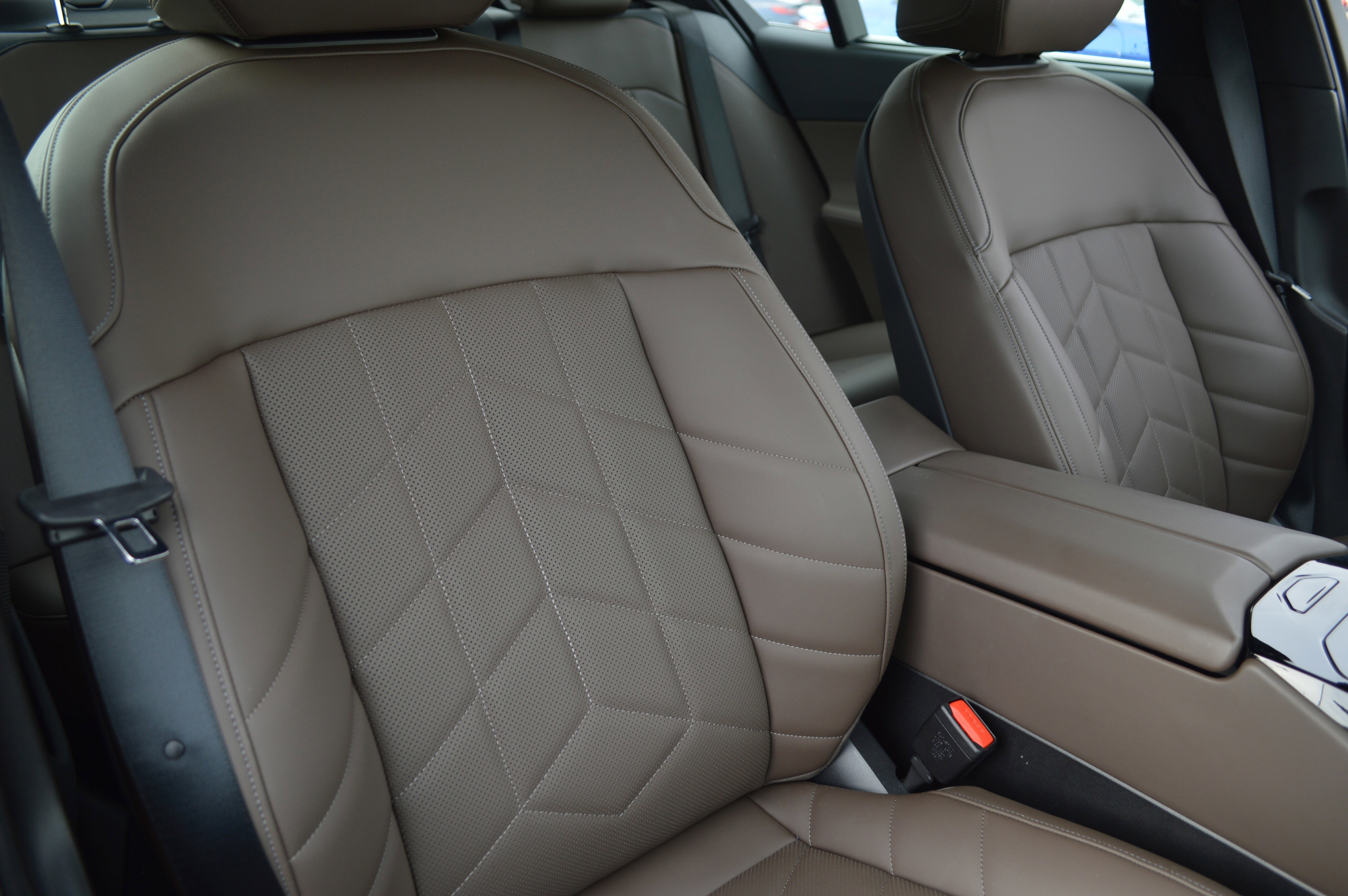 Used 2025 BMW 530i xDrive w/ Premium Package image 39