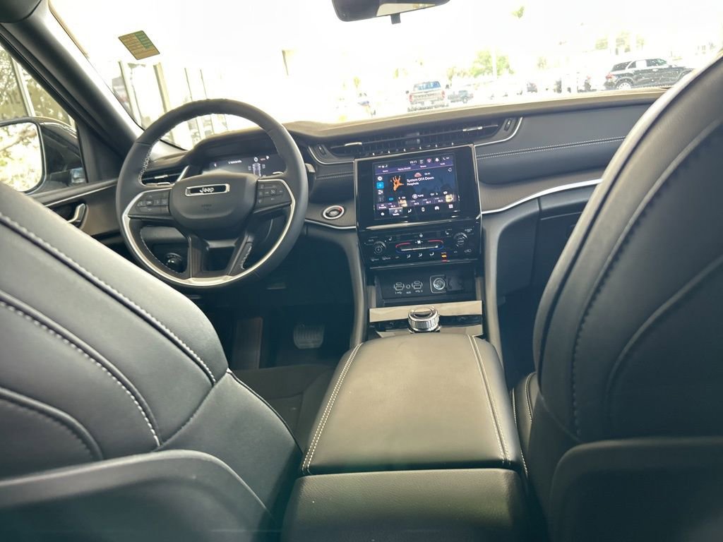 Used 2025 Jeep Grand Cherokee Altitude RWD image 30