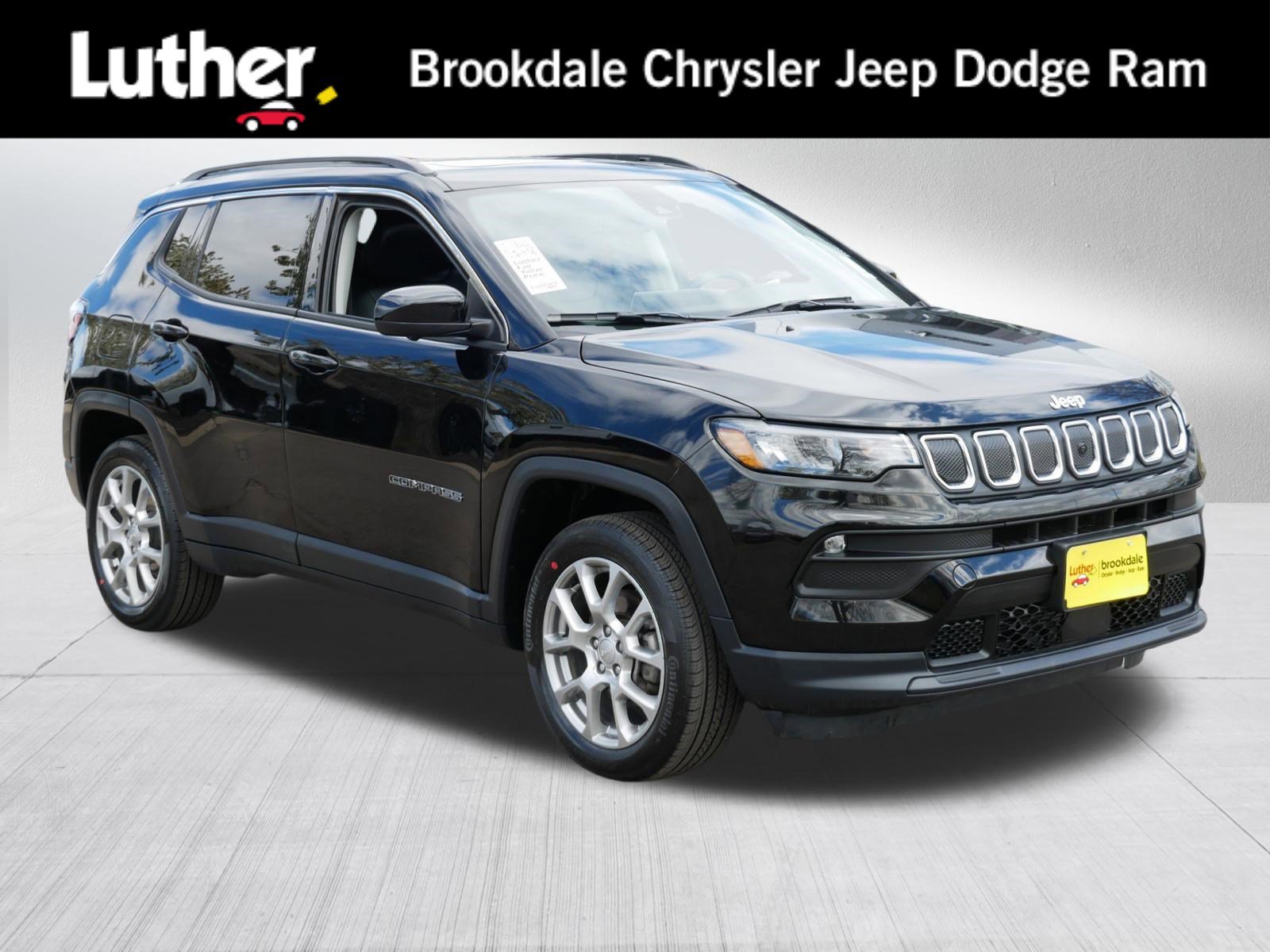 Used 2022 Jeep Compass Latitude w/ Sun and Sound Group AWD/4WD image 1