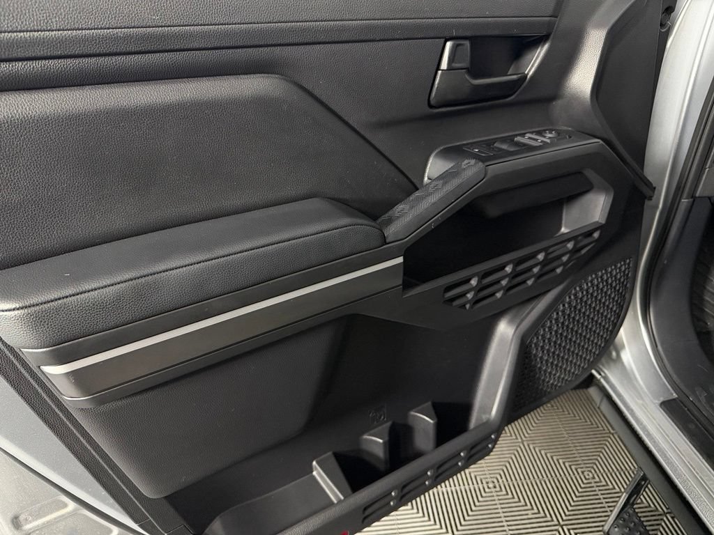 Used 2025 Toyota Tacoma SR5 AWD/4WD image 24