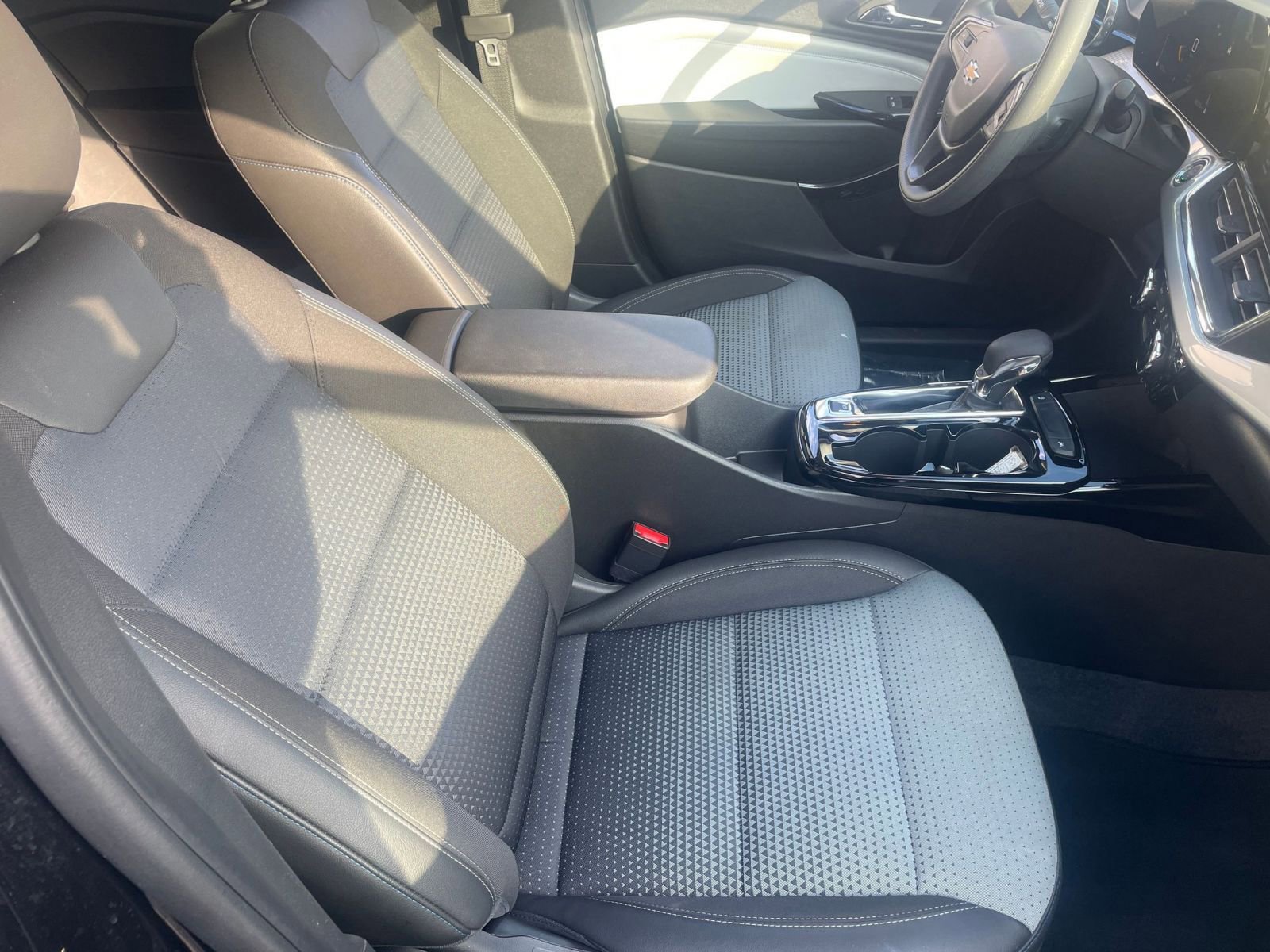 Used 2025 Chevrolet Trax LT image 34