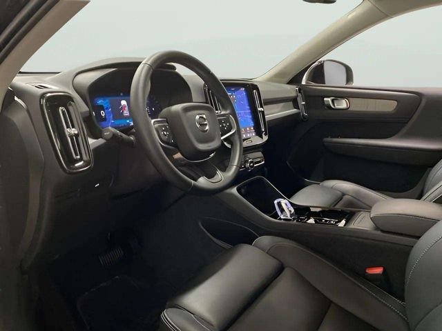Used 2025 Volvo XC40 B5 Plus image 19