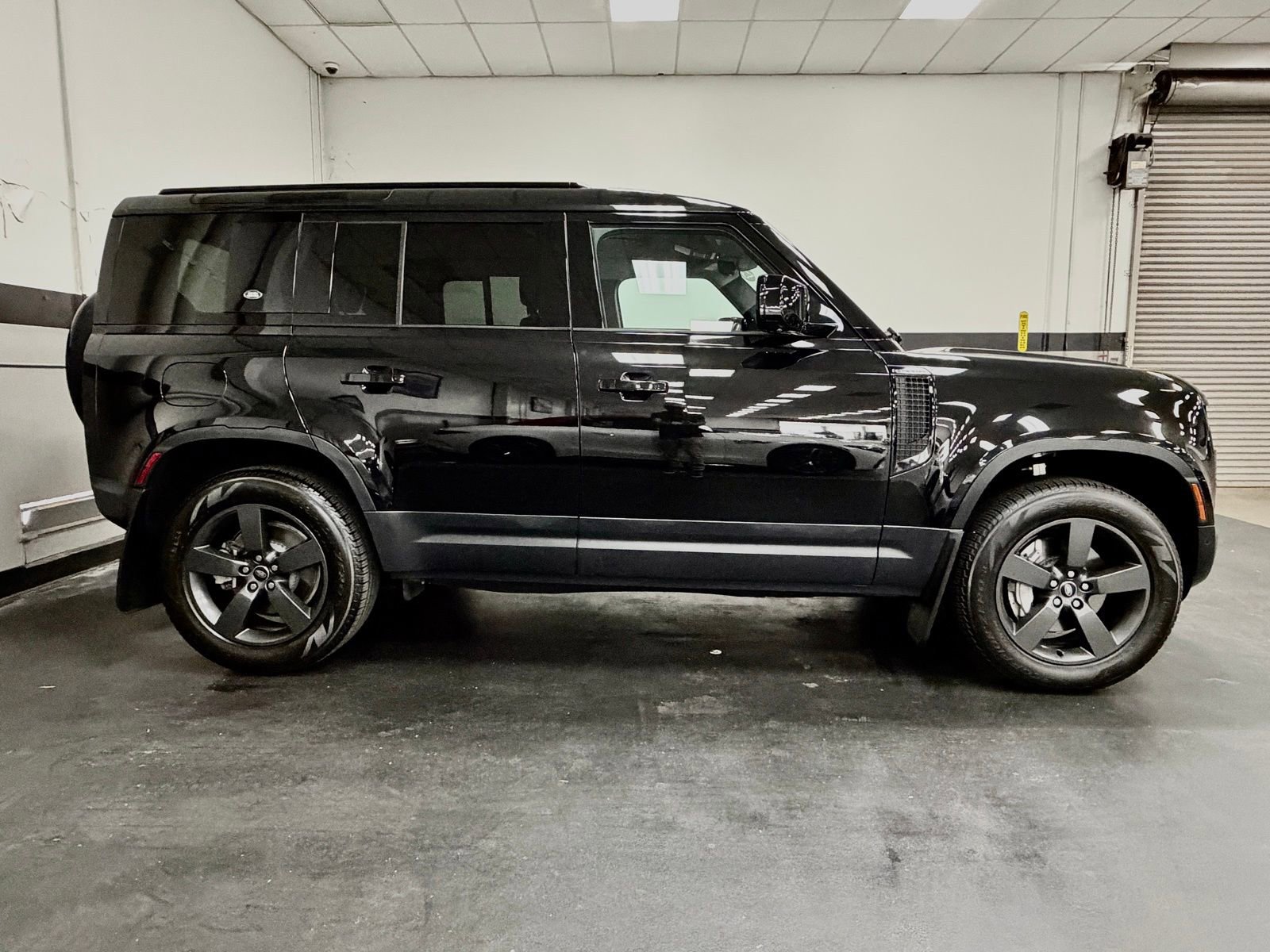 Used 2023 Land Rover Defender 110 SE image 5