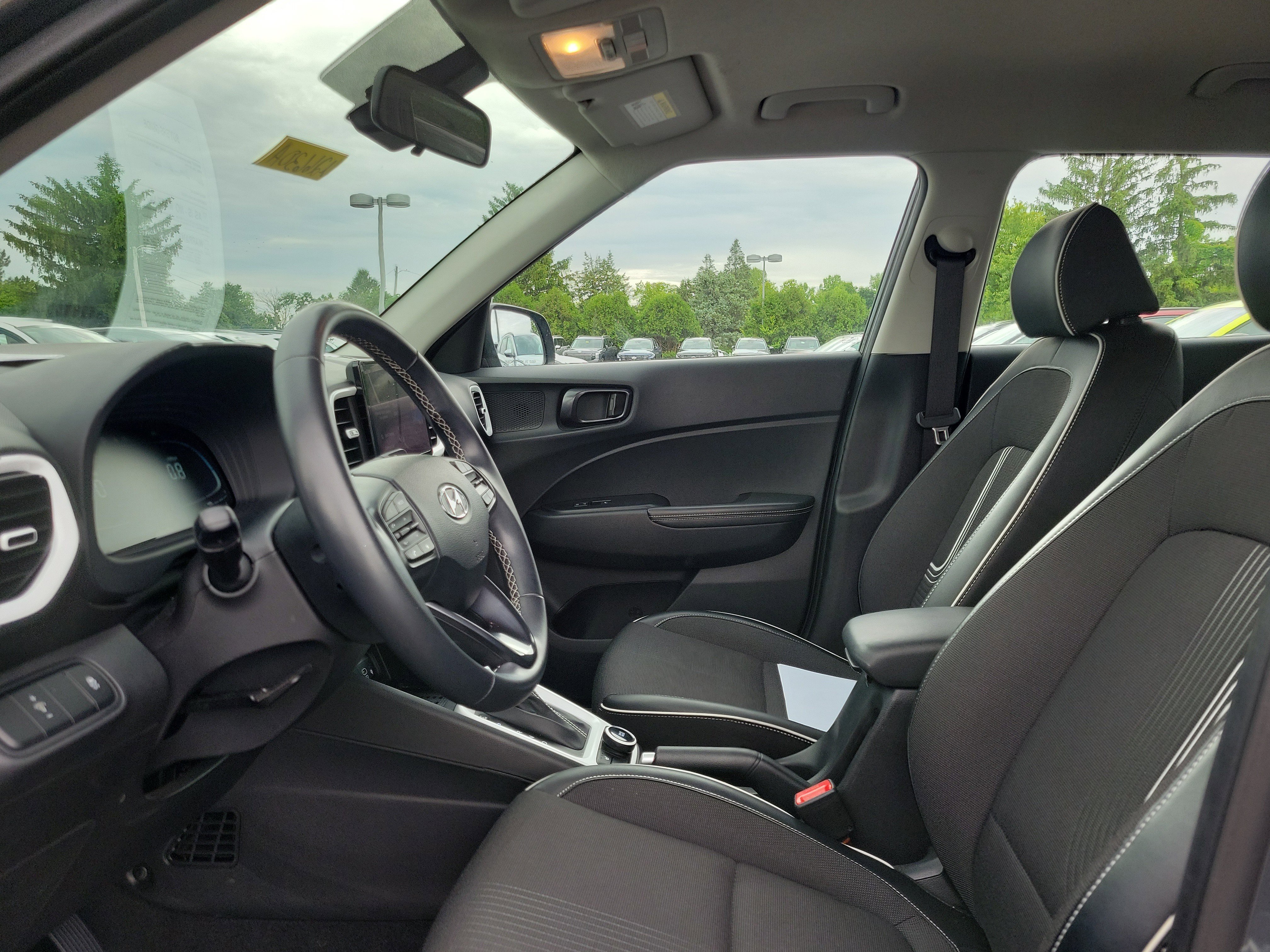 Used 2023 Hyundai Venue Limited FWD image 15