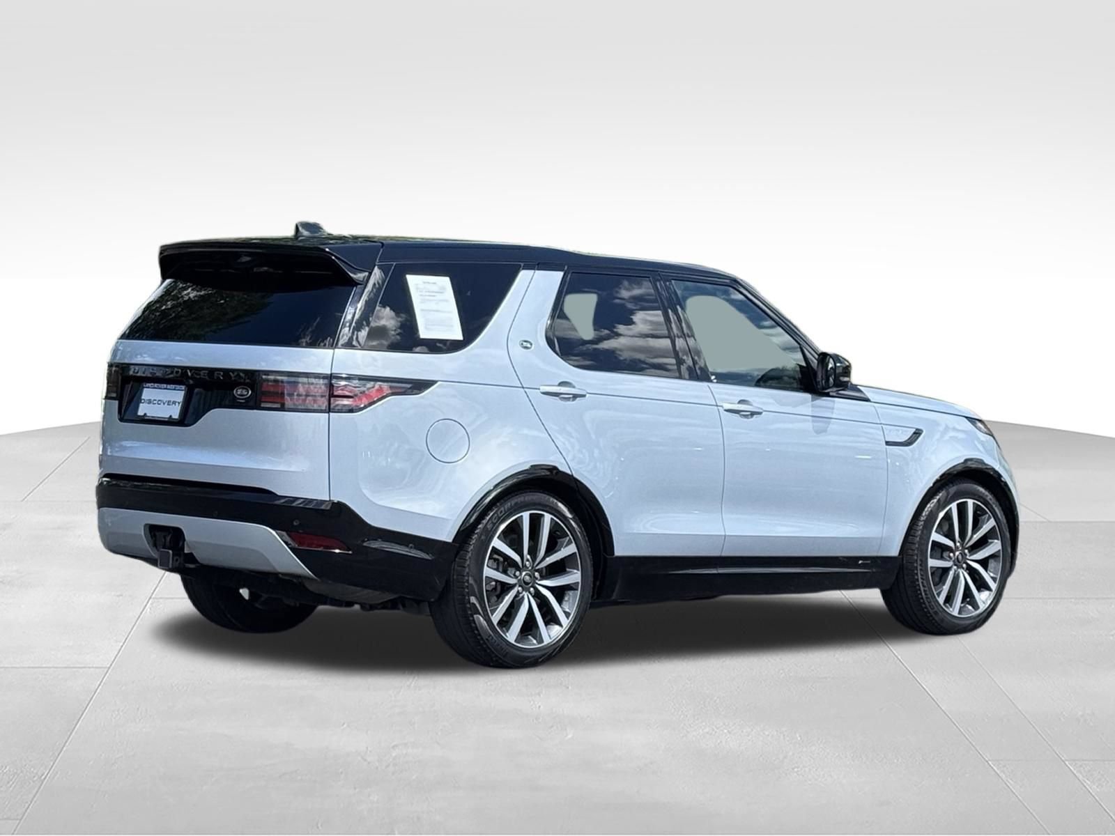 Used 2022 Land Rover Discovery HSE R-Dynamic AWD/4WD image 4