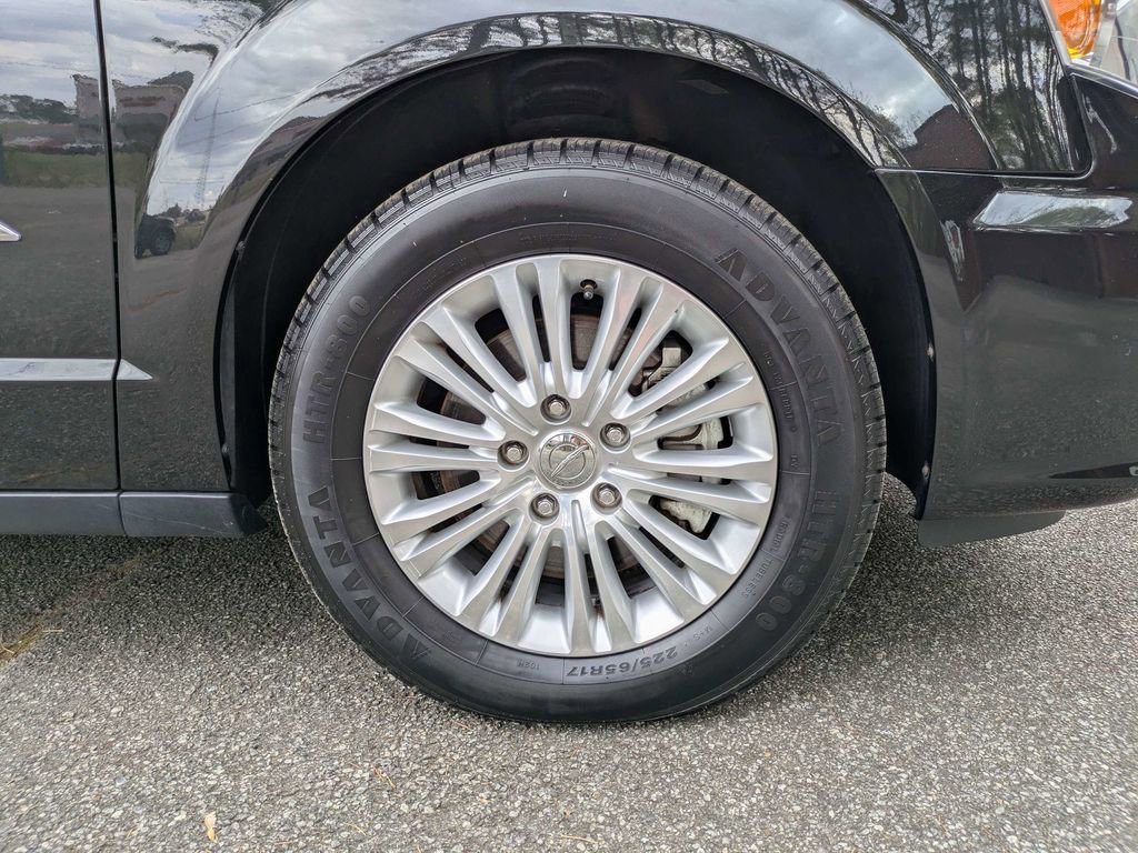 Used 2013 Chrysler Town & Country Limited w/ Luxury Group image 12