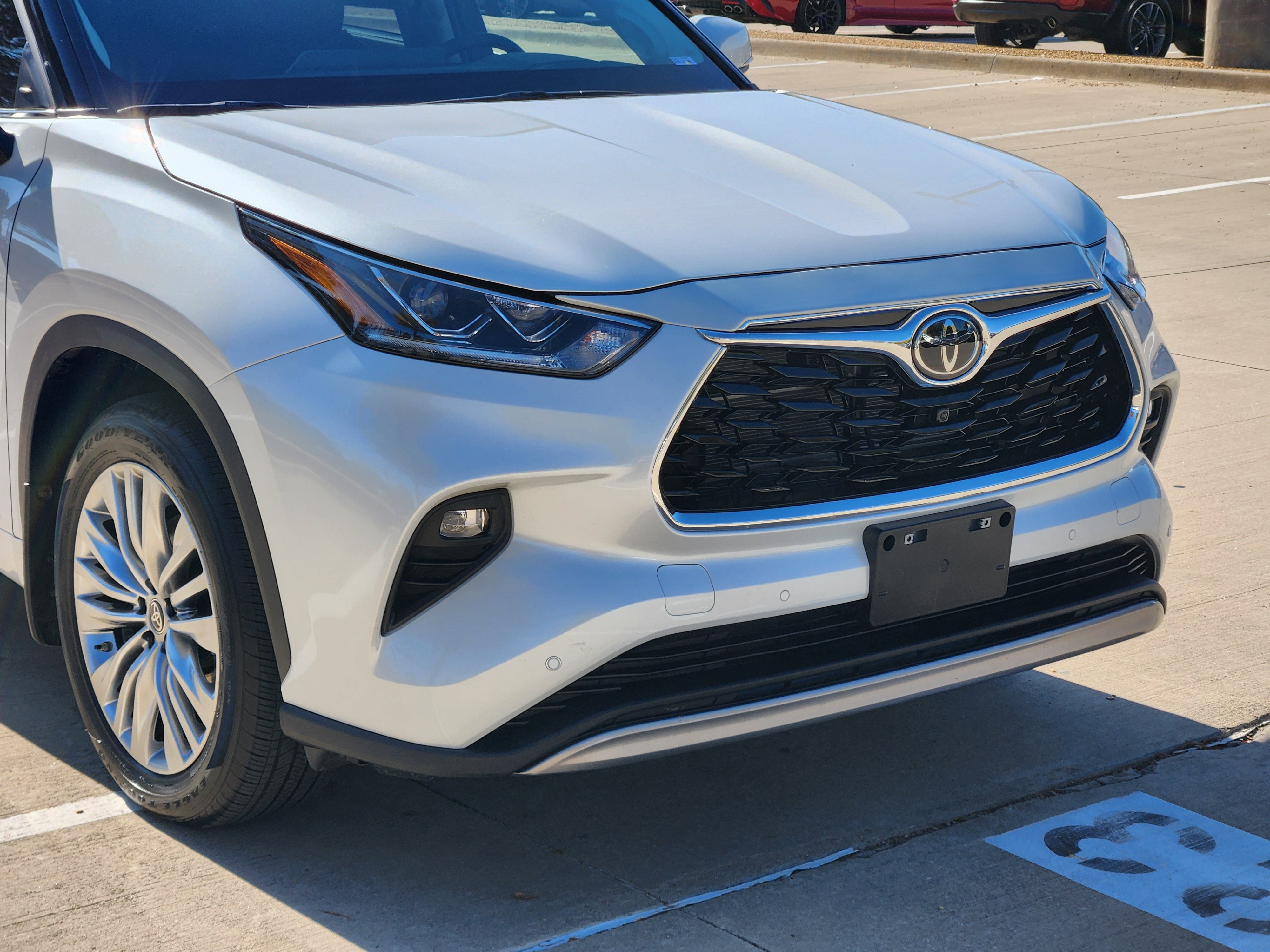 Used 2025 Toyota Highlander Platinum image 9