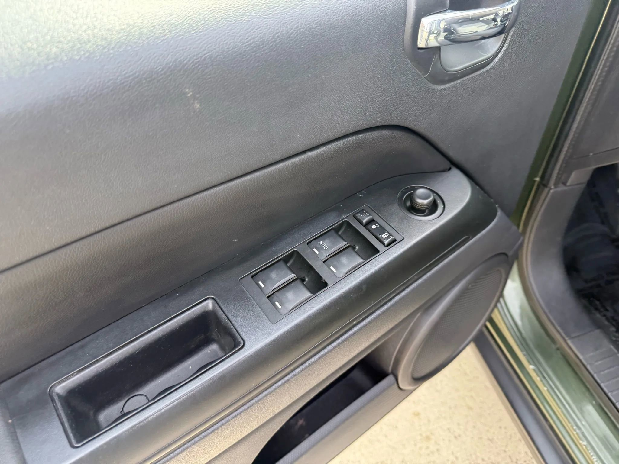 Used 2009 Jeep Compass Sport image 17