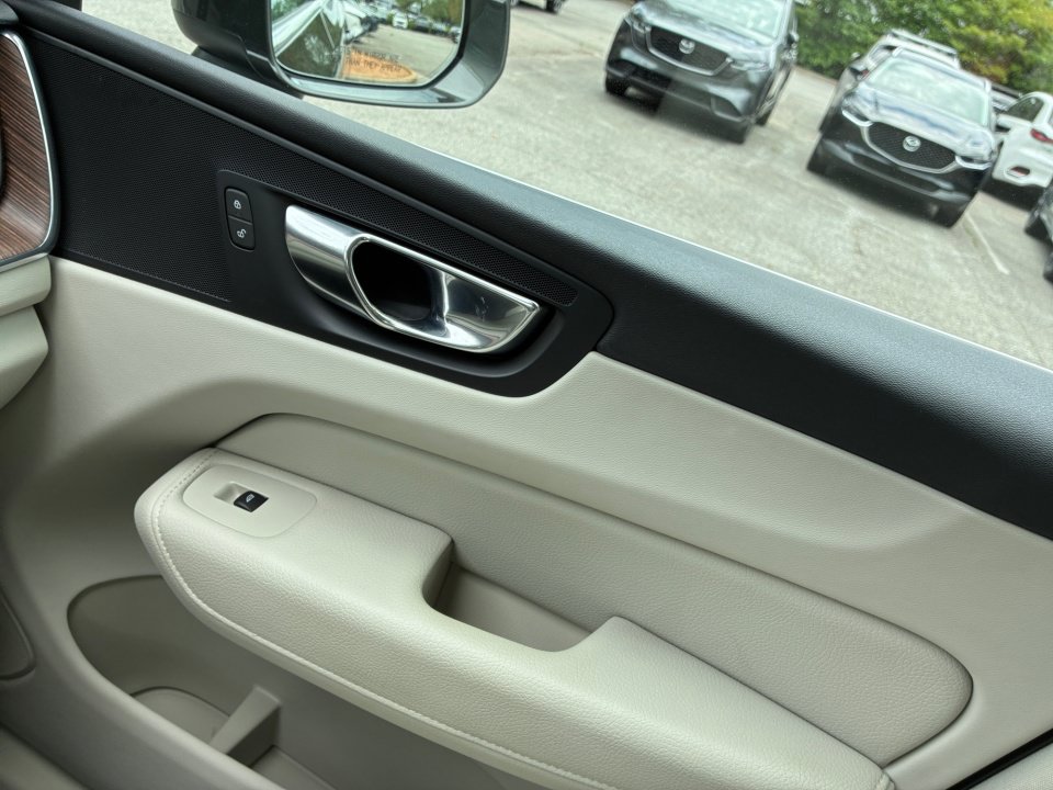 Used 2022 Volvo XC60 B5 Momentum w/ Protection Package Premier FWD image 31