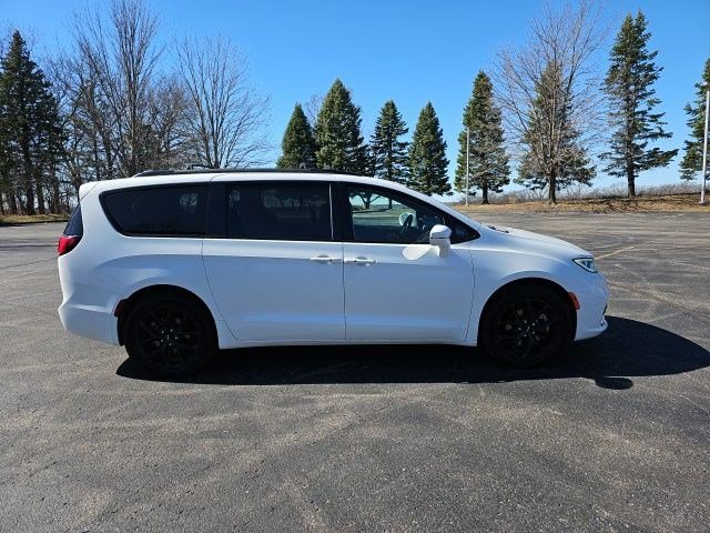 Used 2021 Chrysler Pacifica Limited w/ Uconnect Theater Family Group image 7