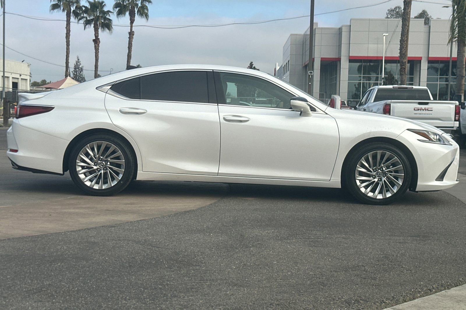 Used 2023 Lexus ES 350 Luxury image 3