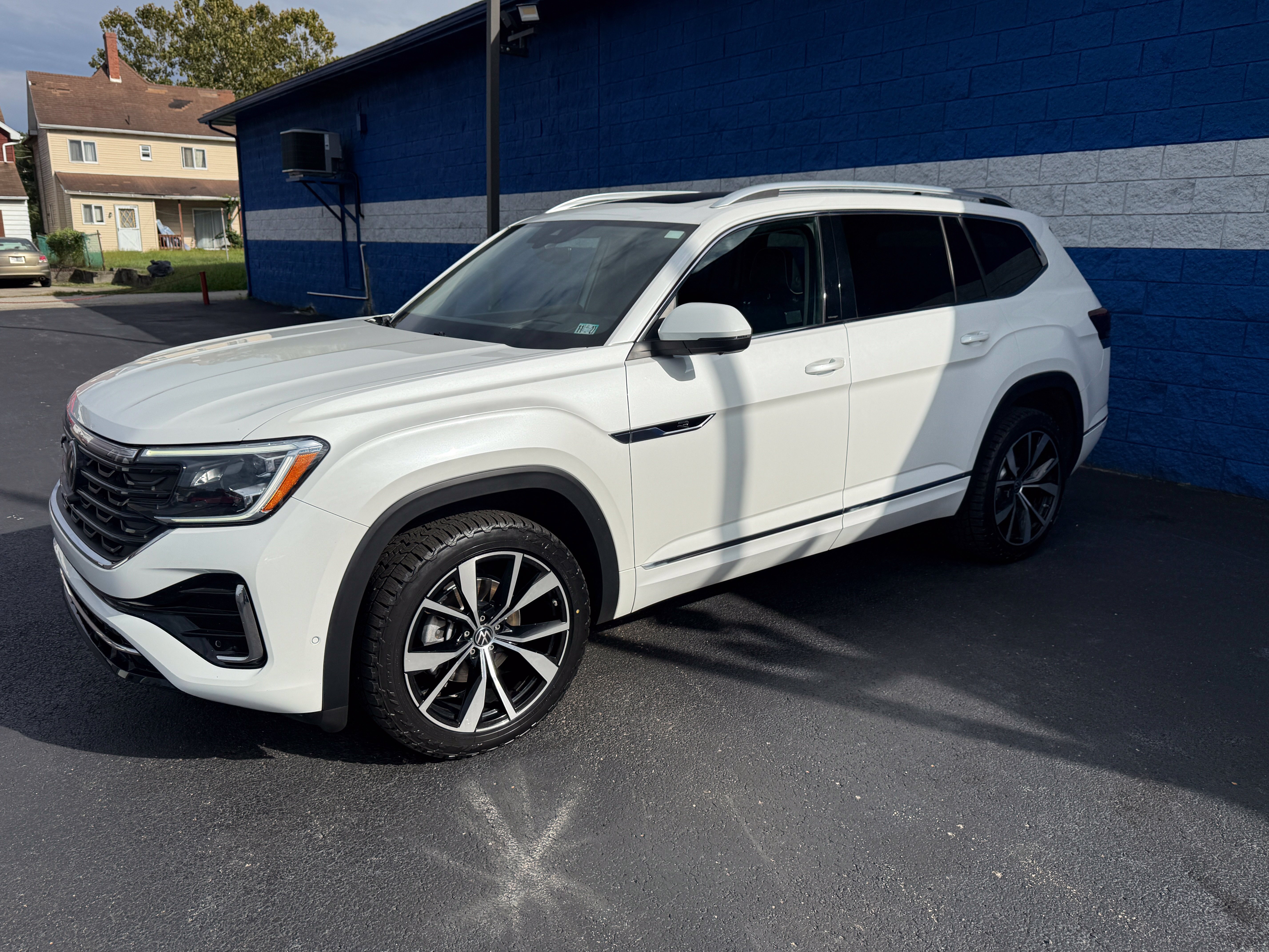 Used 2024 Volkswagen Atlas SEL Premium R-Line AWD/4WD image 4