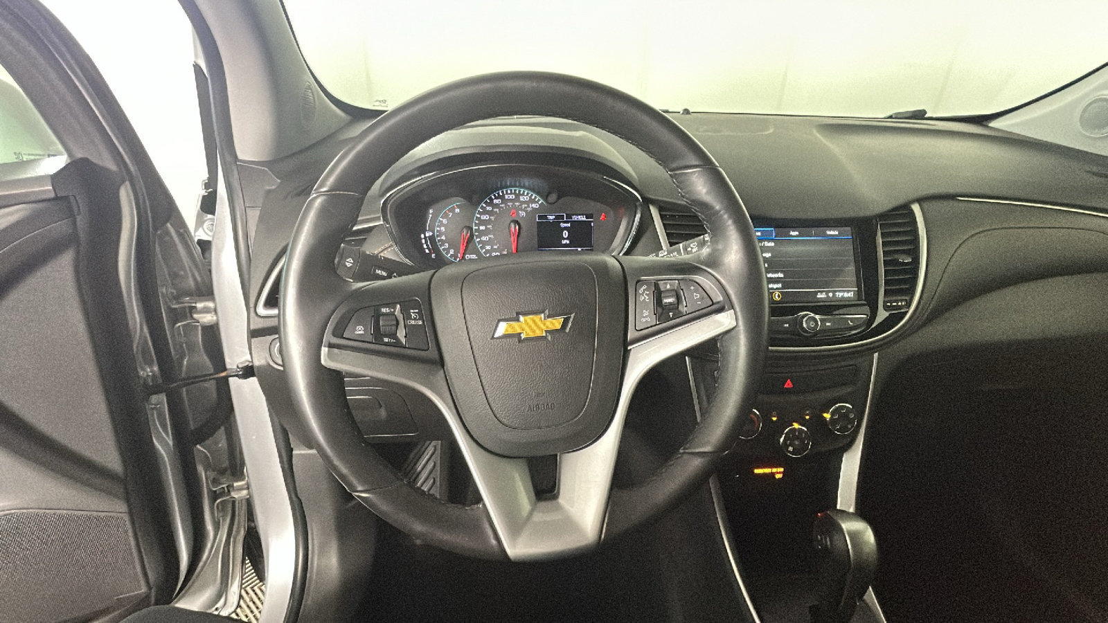 Used 2019 Chevrolet Trax LT w/ LT Convenience Package FWD image 18