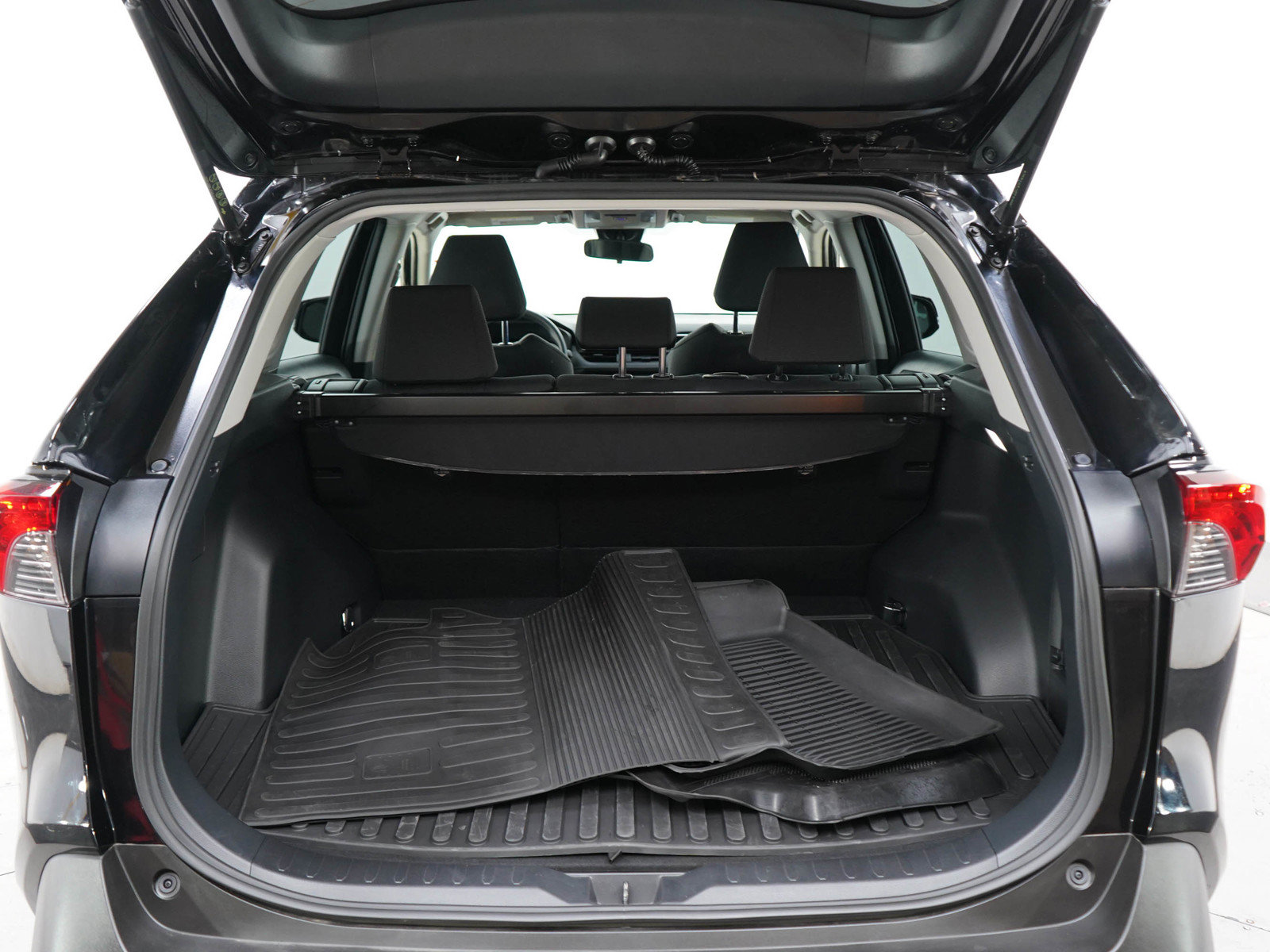 Used 2025 Toyota RAV4 XLE AWD/4WD image 16