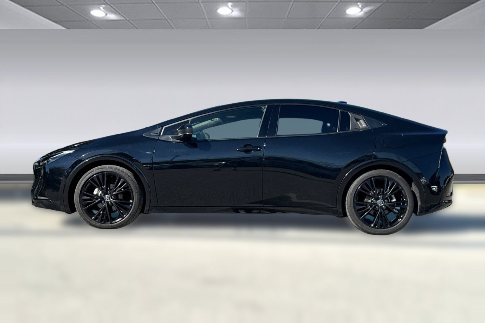 Used 2025 Toyota Prius FWD image 2