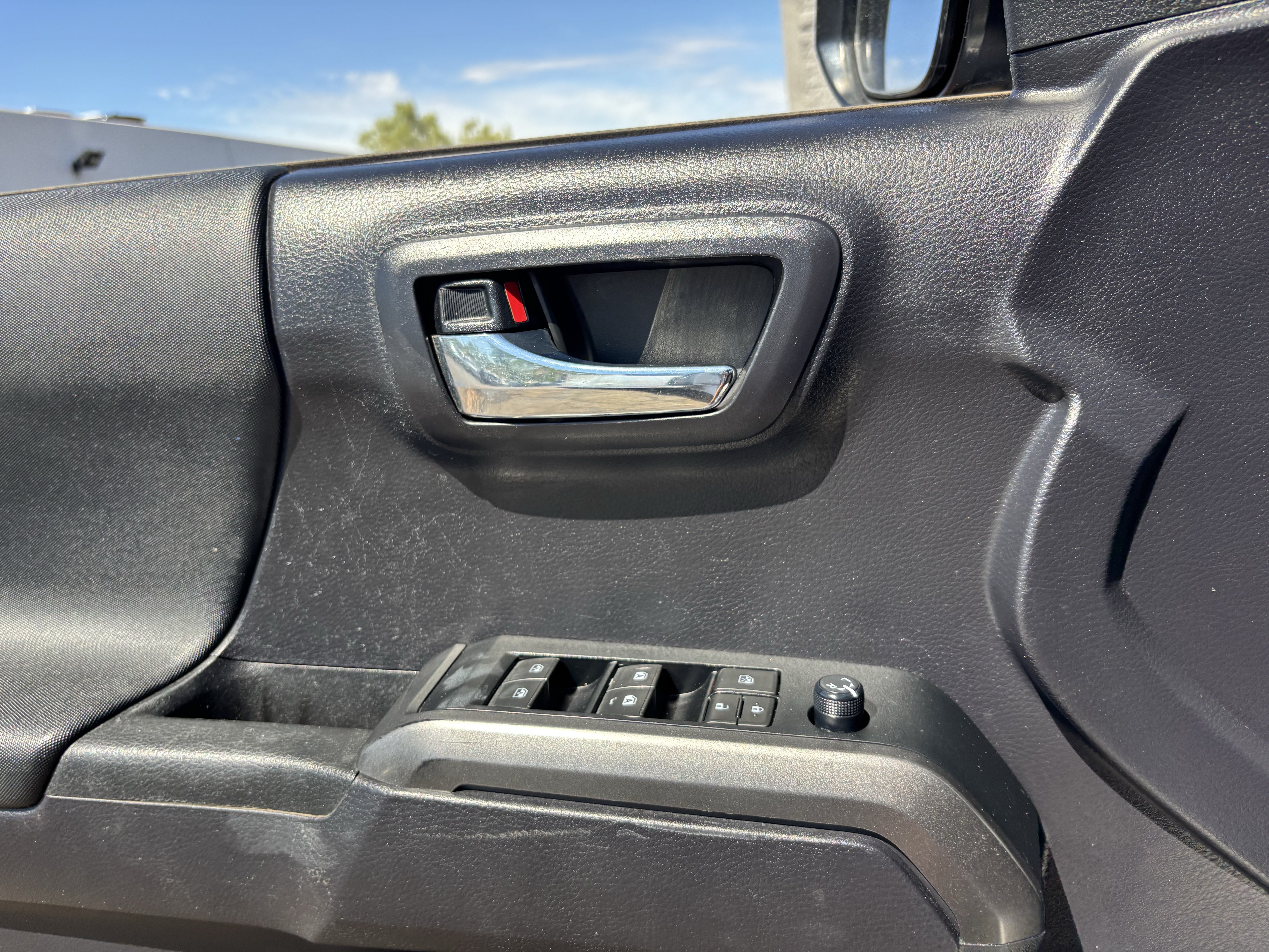 Used 2020 Toyota Tacoma TRD Off-Road AWD/4WD image 19