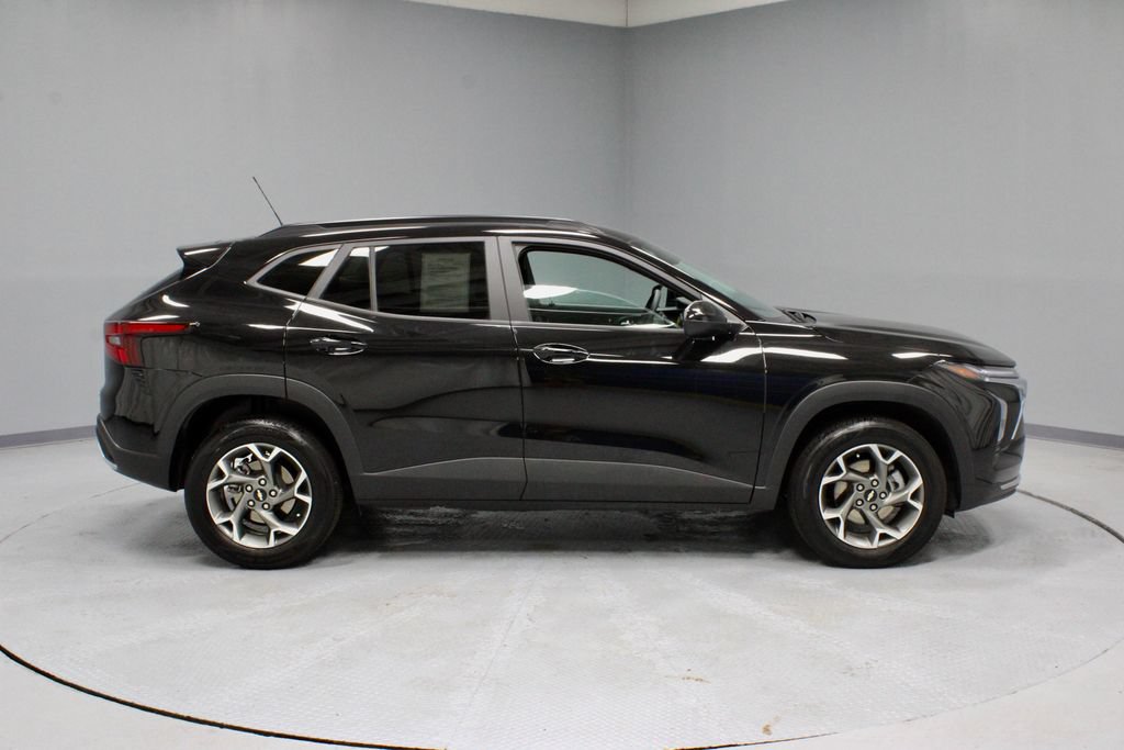 Used 2025 Chevrolet Trax LT FWD image 11