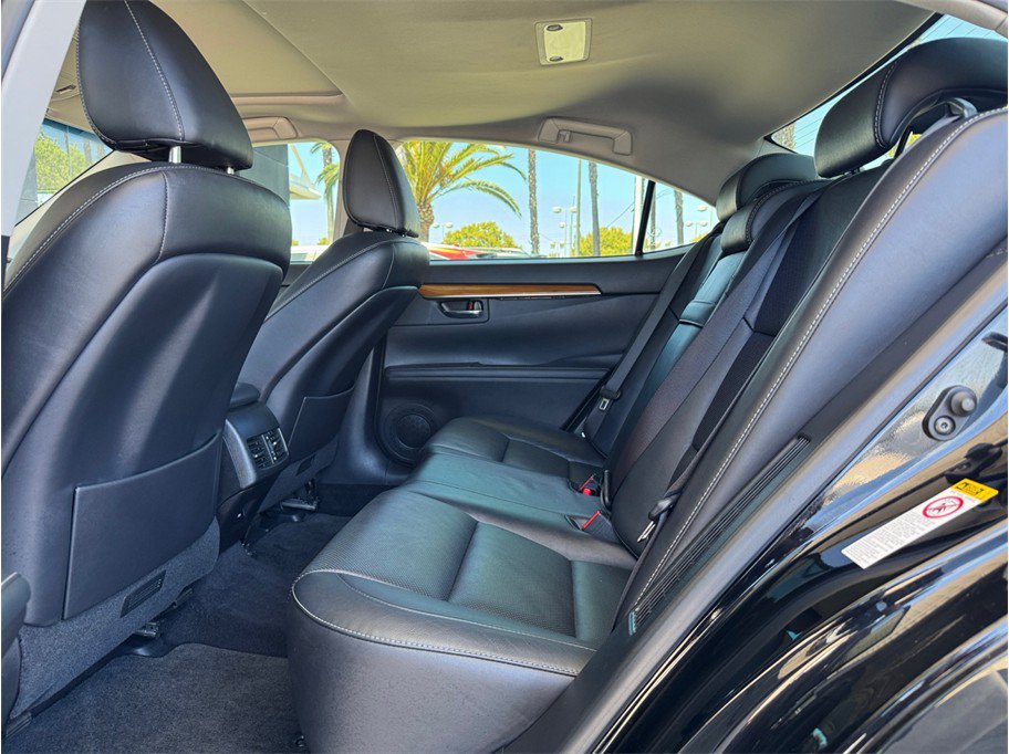 Used 2014 Lexus ES 300h w/ Luxury Package w/Bamboo Trim FWD image 22