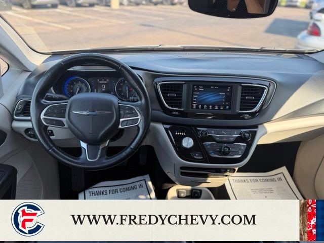 Used 2020 Chrysler Pacifica Touring-L FWD image 9