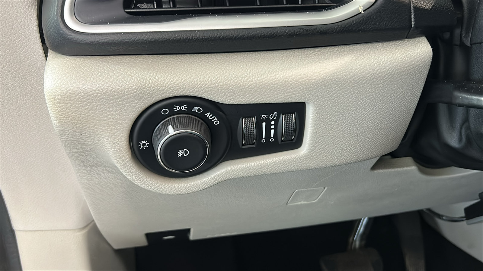 Used 2017 Chrysler Pacifica Touring-L FWD image 24