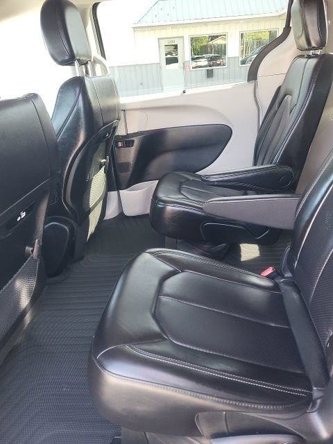 Used 2023 Chrysler Pacifica Touring-L FWD image 14