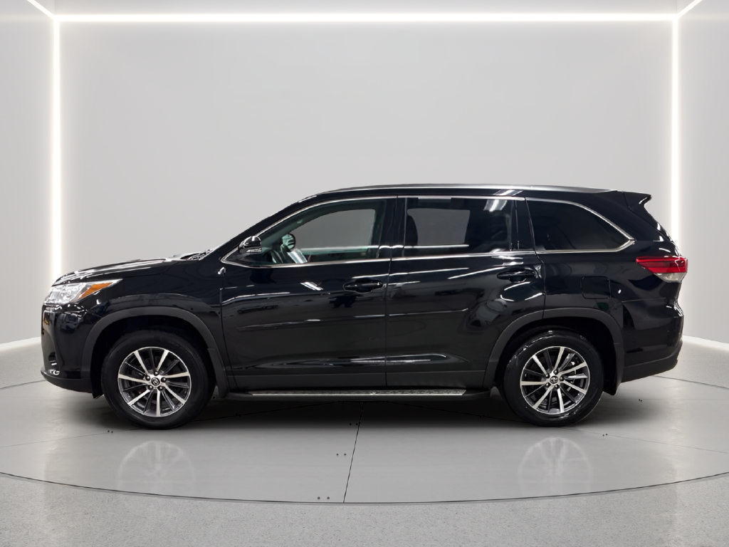 Used 2019 Toyota Highlander XLE AWD/4WD image 2