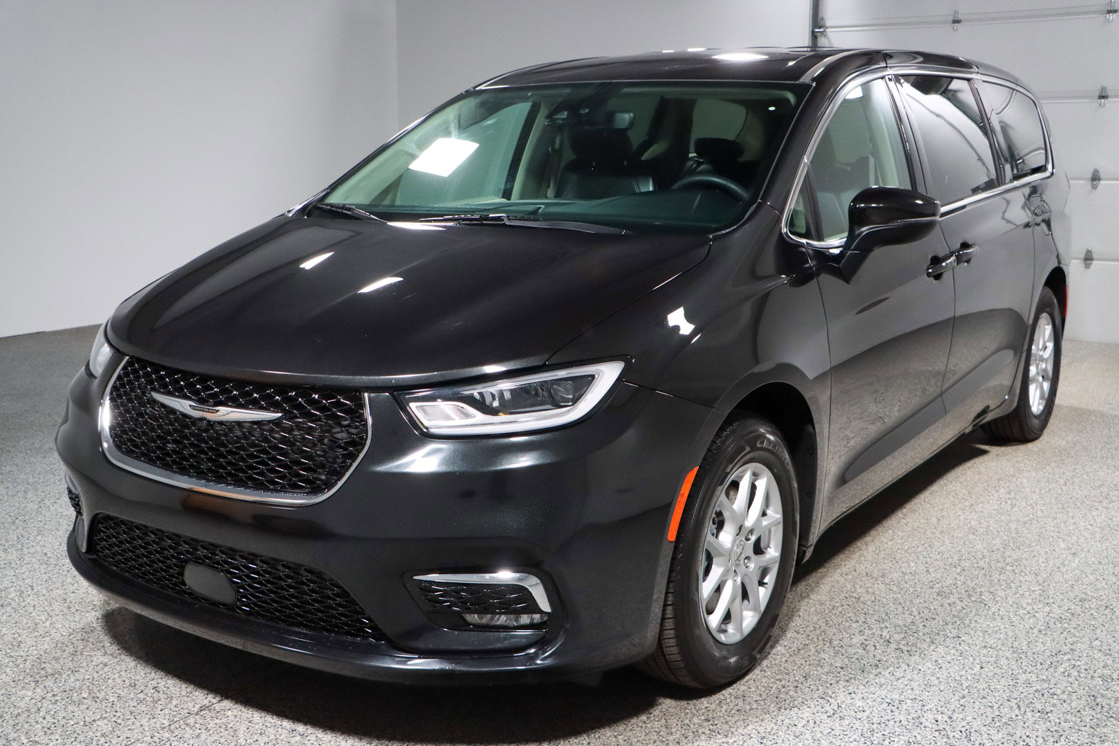 Used 2023 Chrysler Pacifica Touring-L FWD image 32