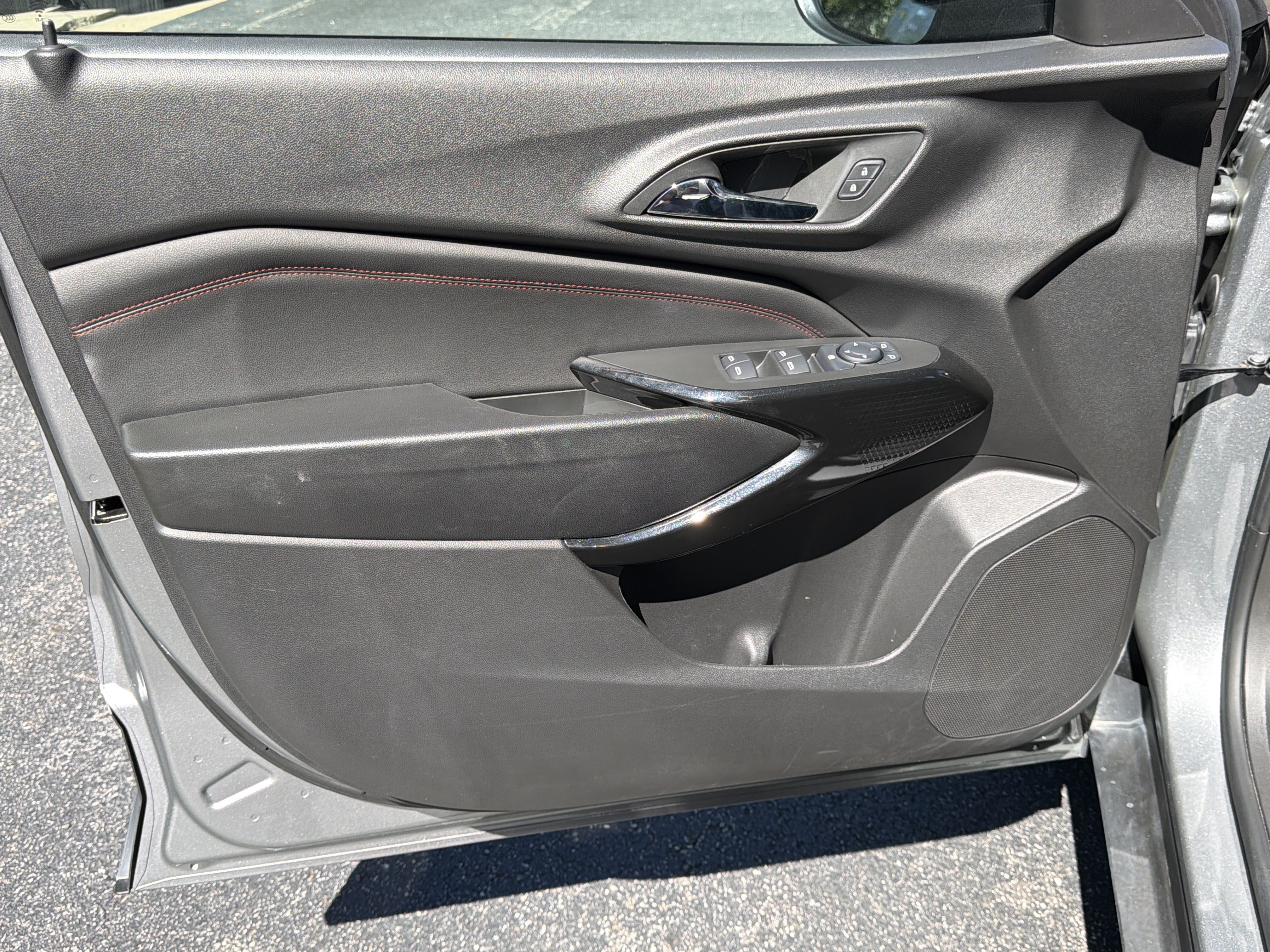 Used 2025 Chevrolet Trax RS w/ Sunroof Package FWD image 10
