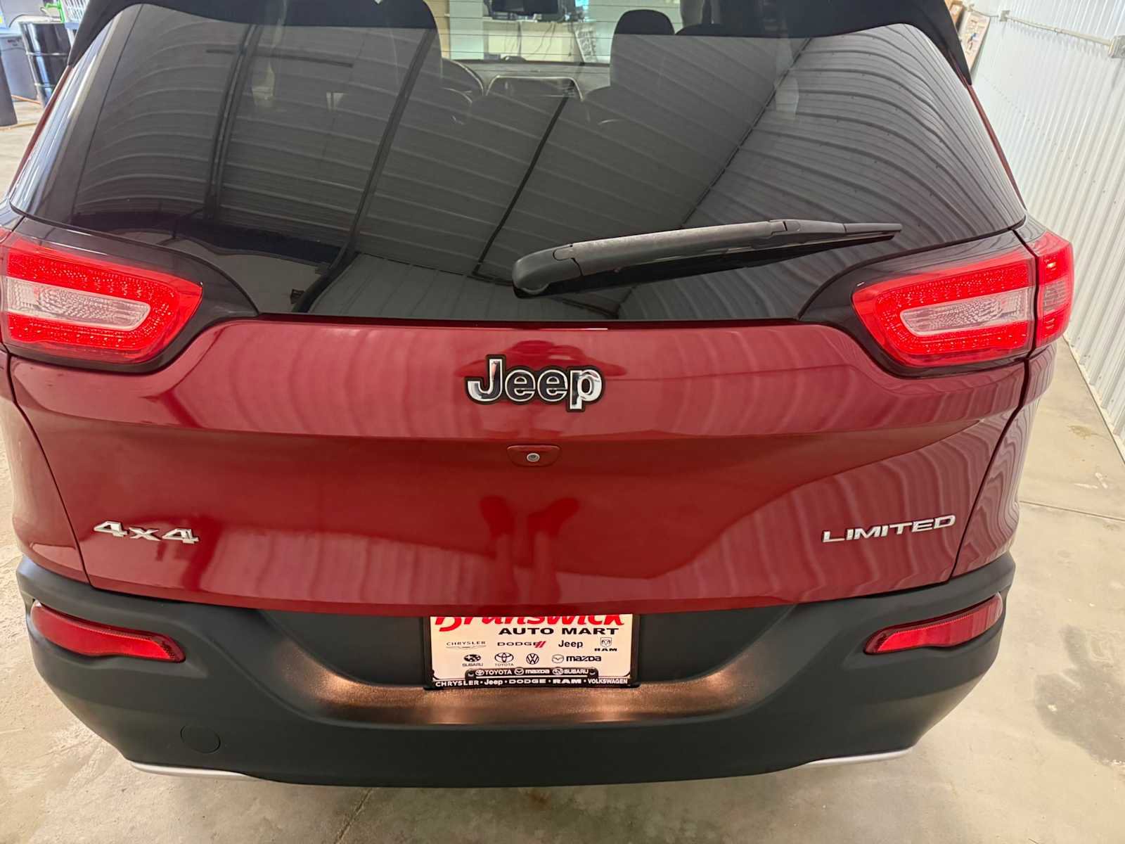 Used 2017 Jeep Cherokee Limited AWD/4WD image 16
