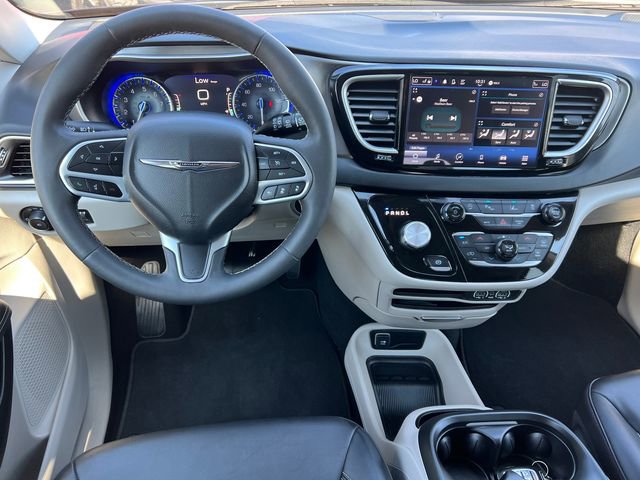 Used 2024 Chrysler Pacifica Touring-L image 2