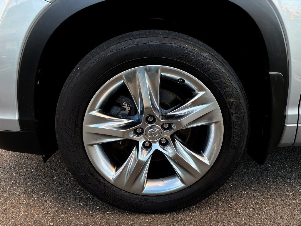 Used 2014 Toyota Highlander Limited Platinum AWD/4WD image 16