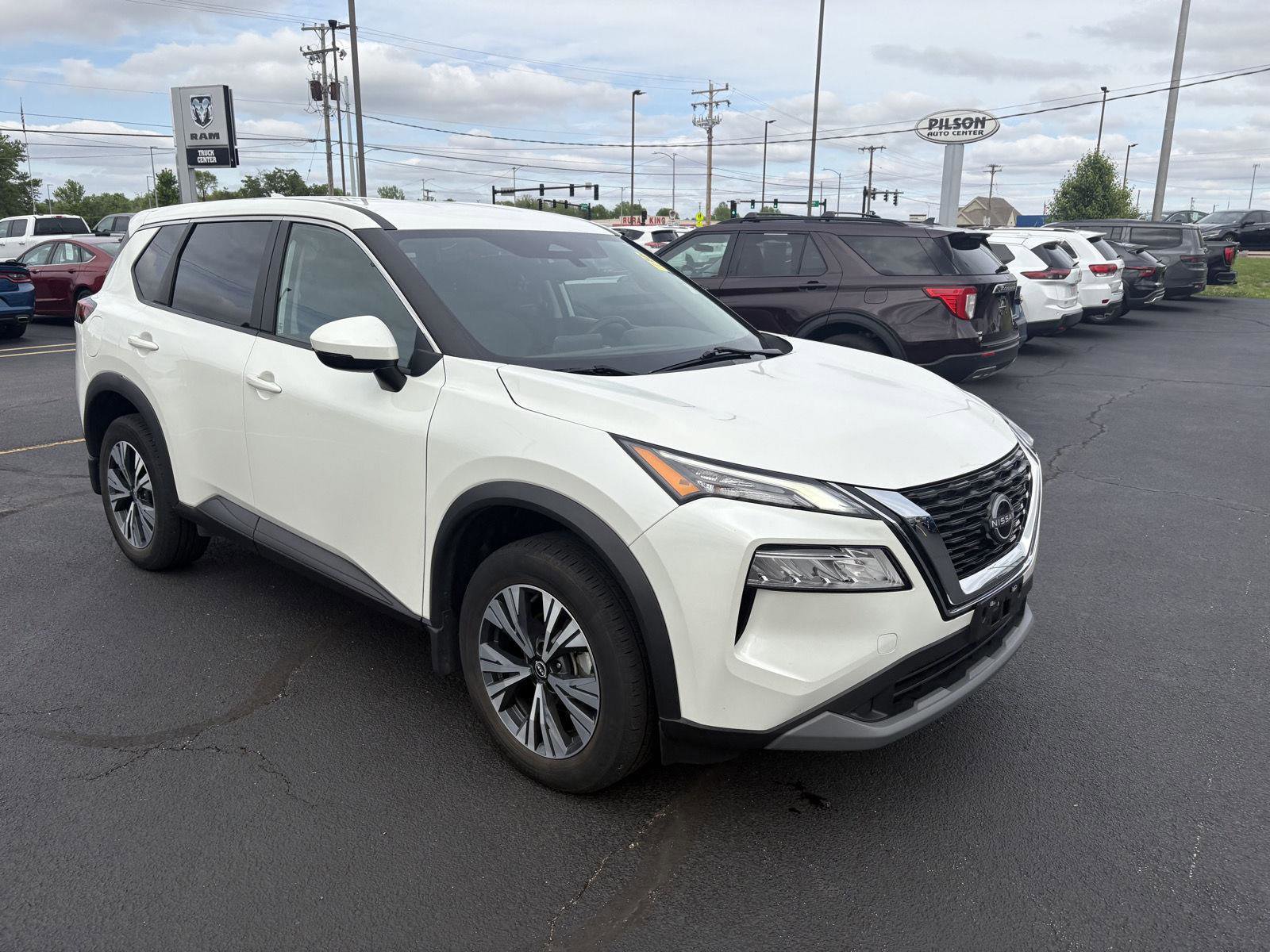 Used 2022 Nissan Rogue SV AWD/4WD image 2