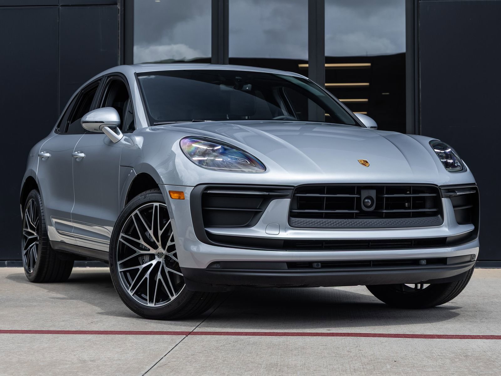 Certified 2025 Porsche Macan image 6