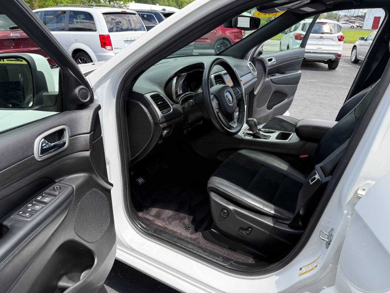 Used 2018 Jeep Grand Cherokee Altitude AWD/4WD image 10