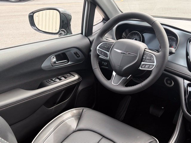 New 2026 Chrysler Pacifica Limited w/ Uconnect Theater Family Group FWD image 35
