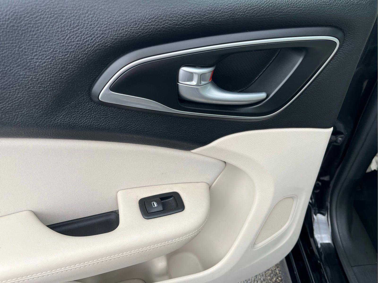 Used 2016 Chrysler 200 Limited image 24