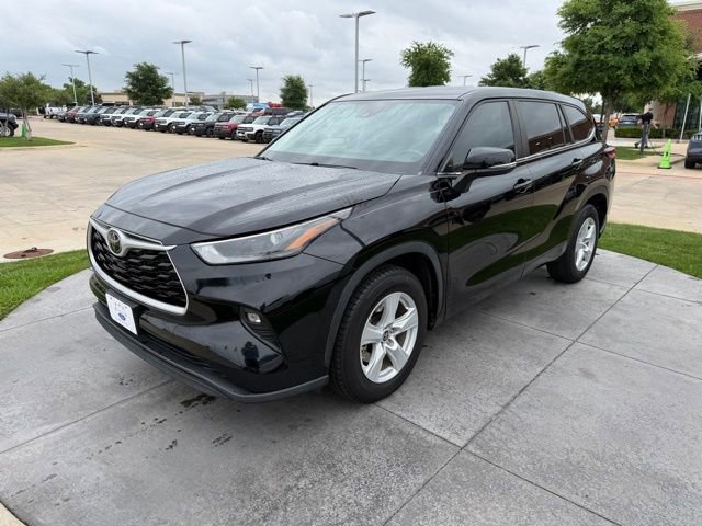 Used 2023 Toyota Highlander LE image 3