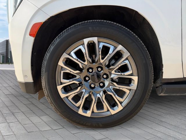 Used 2023 GMC Yukon Denali Ultimate AWD/4WD image 9