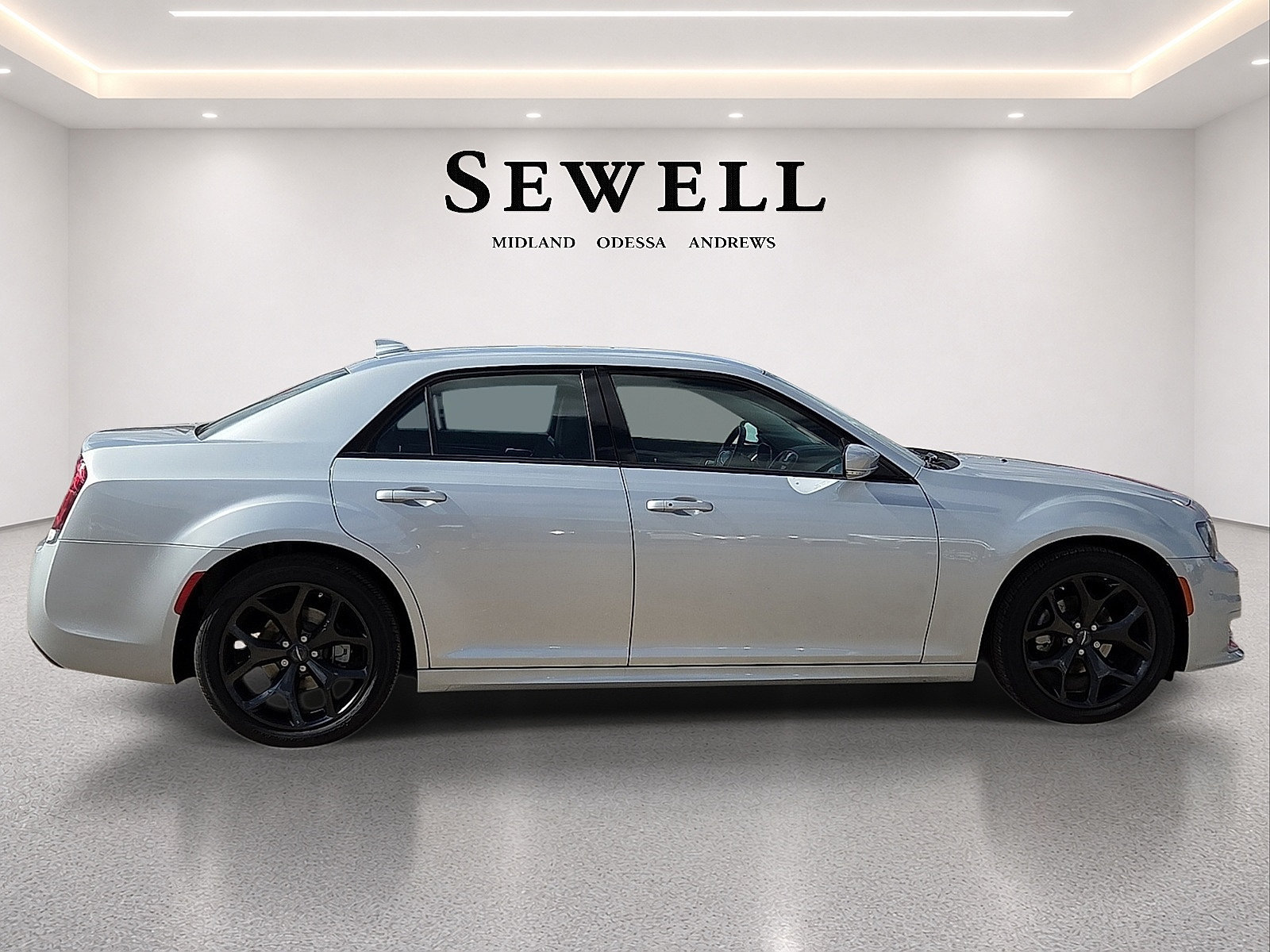 Used 2022 Chrysler 300 Touring L w/ Comfort Group RWD image 5