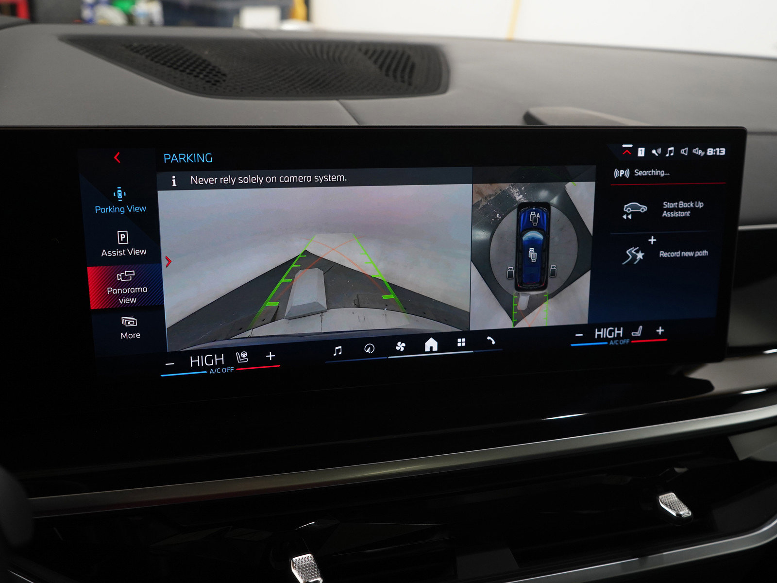 Used 2024 BMW X7 M60i w/ Climate Comfort Package image 25