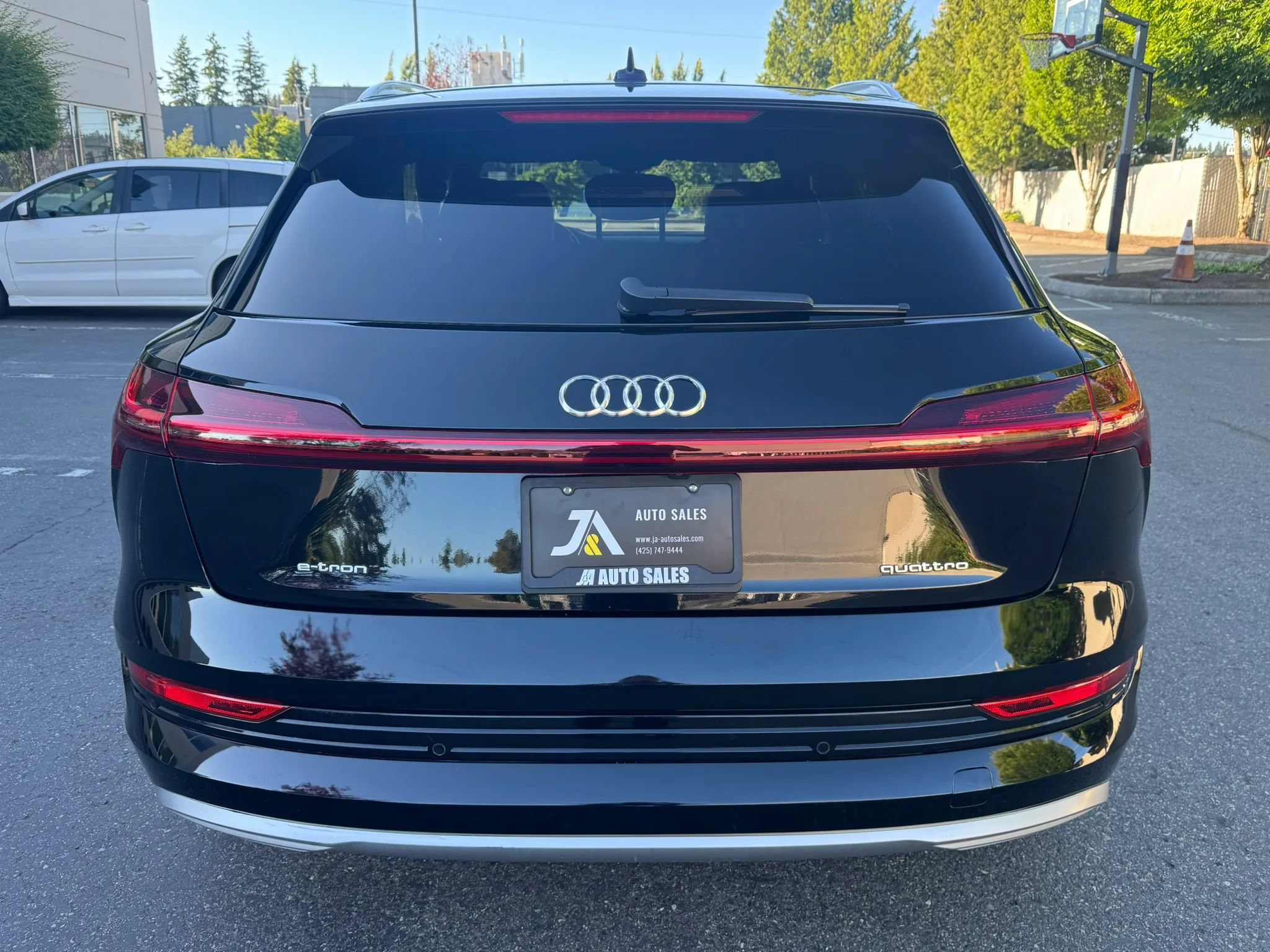 Used 2022 Audi e-tron Premium AWD/4WD image 9
