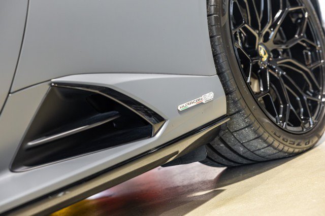 Used 2022 Lamborghini Huracan EVO RWD image 13