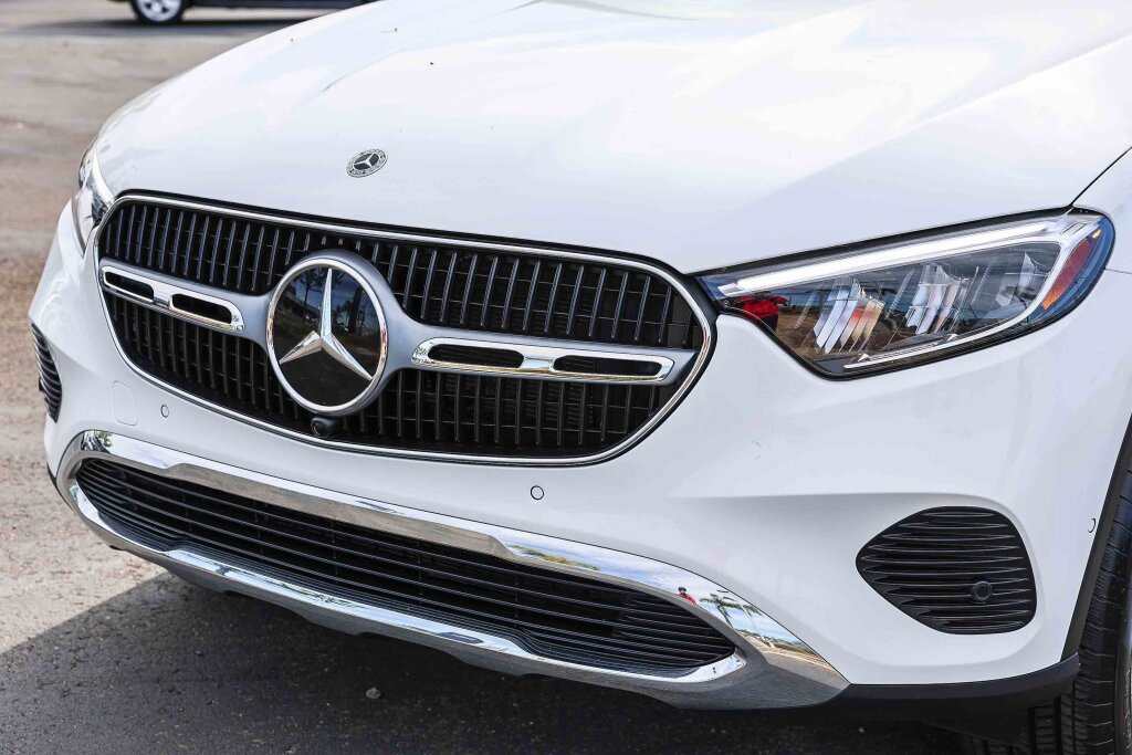 Used 2025 Mercedes-Benz GLC 350e 4MATIC image 17