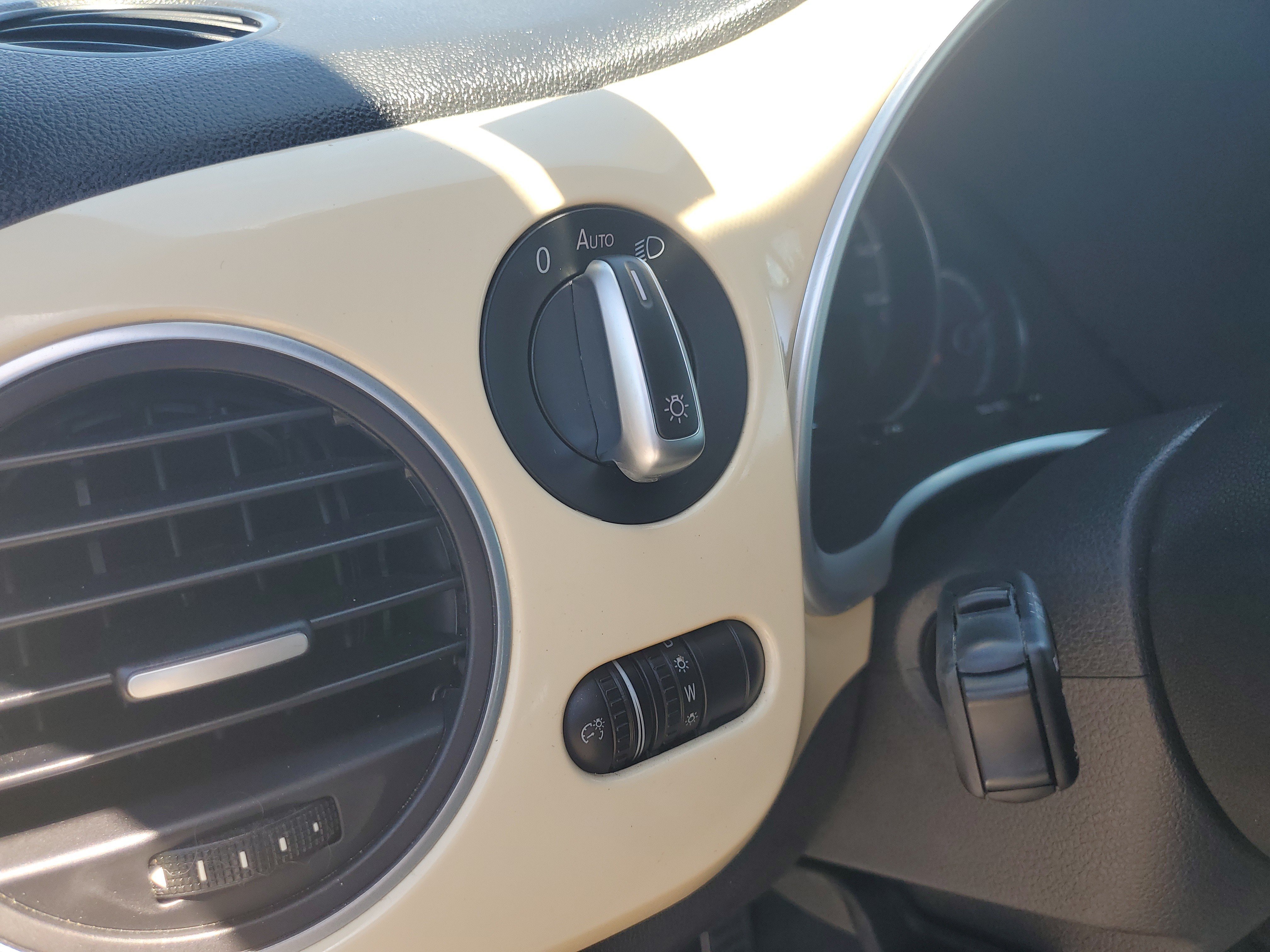 Used 2019 Volkswagen Beetle 2.0T SE FWD image 20